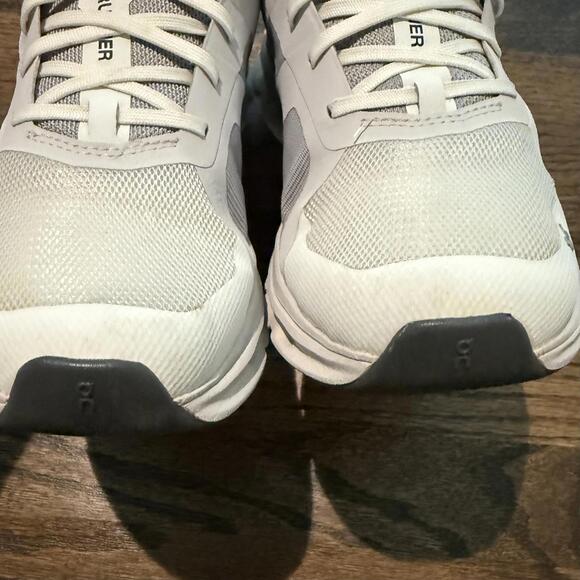 On Women's Cloudrunner White Running Shoes US Size 8 - Picture 6 of 9